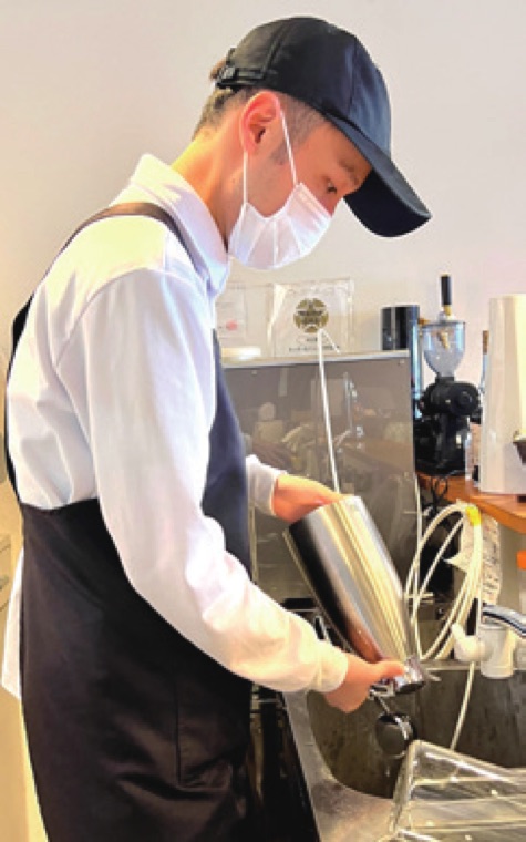 喫茶のドリンクをつくる利用者