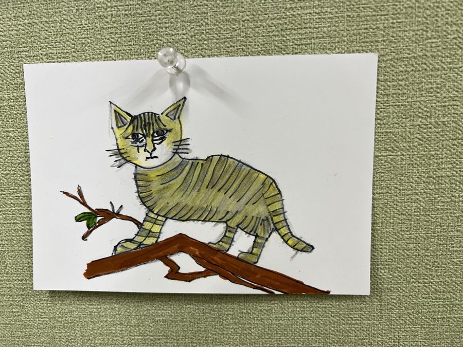 木の枝に立つ猫の絵