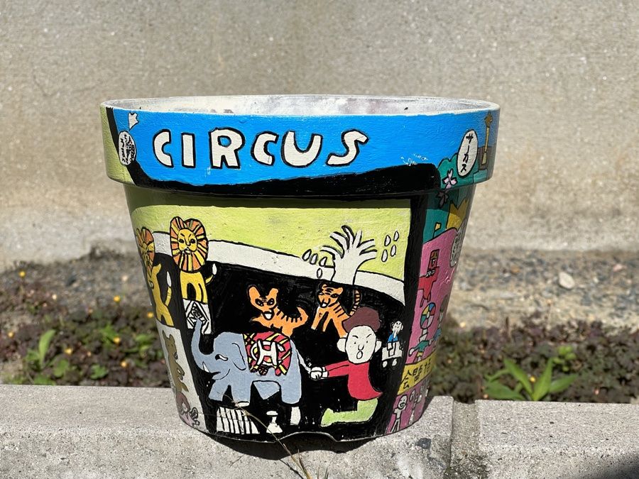 CIRCUSと描かれた植木鉢