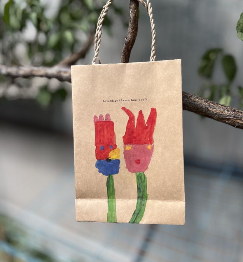 花の絵をあしらった紙袋